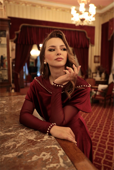 Drape Omuz Tül Kollu İnci İşlemeli Bordo Kadife Elbise