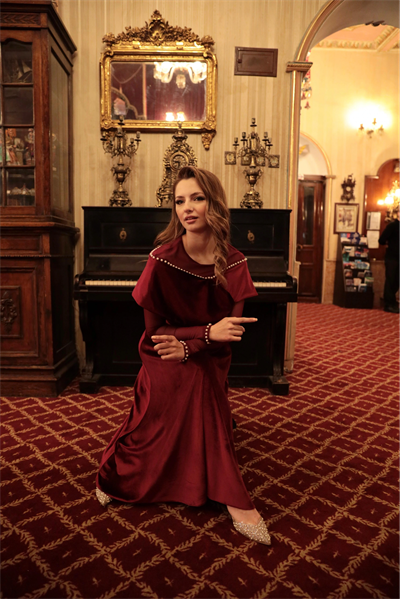 Drape Omuz Tül Kollu İnci İşlemeli Bordo Kadife Elbise