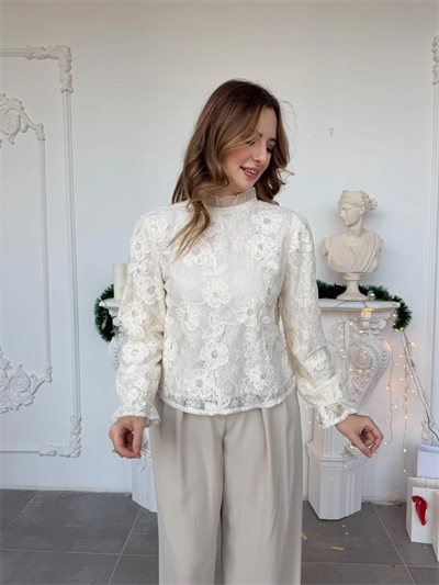 Ekru Çiçek Nakışlı Dantel Bluz