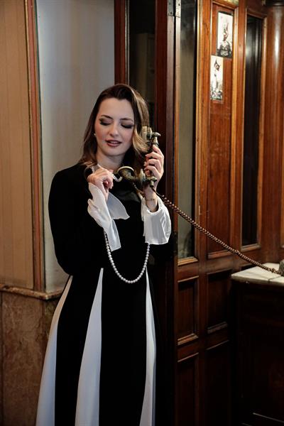 Eteği Siyah-Beyaz Geçişli Şifon Kol Detaylı Atlas Siyah Elbise