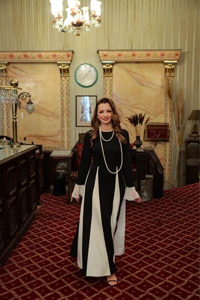 Eteği Siyah-Beyaz Geçişli Şifon Kol Detaylı Atlas Siyah Elbise