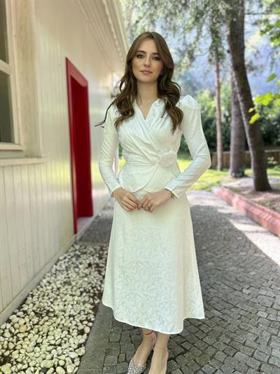 Gül Broş Detaylı Beyaz Elbise