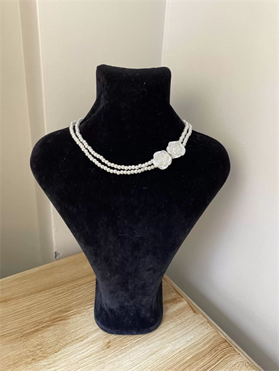 Gül detaylı kolye küpe set