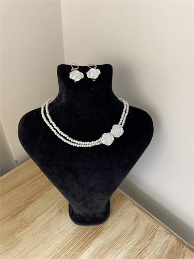 Gül detaylı kolye küpe set