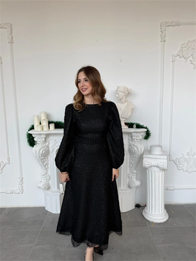 Işıltılı Özel Kumaş Kemerli Etek Ucu Dantelli Siyah Elbise