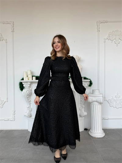 Işıltılı Özel Kumaş Kemerli Etek Ucu Dantelli Siyah Elbise