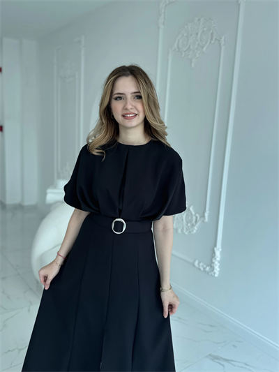 Kemer Detaylı Yırtmaçlı Pliseli Maxi Boy Siyah Elbise