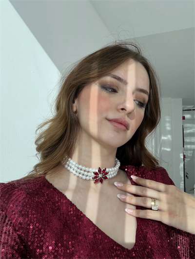 Kırmızk Çiçek Taş Detaylı İnci Choker