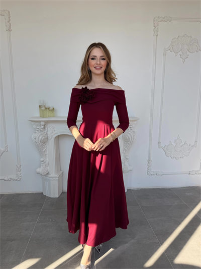 Madonna Yaka Gül Detaylı Bordo Elbise