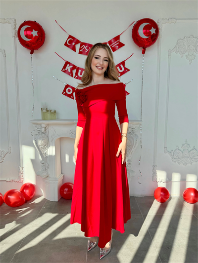 Madonna Yaka Gül Detaylı Kırmızı Elbise