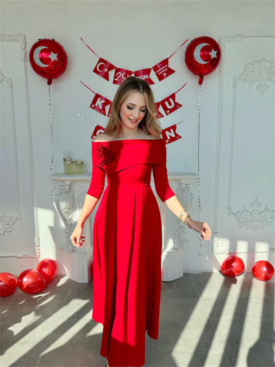 Madonna Yaka Gül Detaylı Kırmızı Elbise