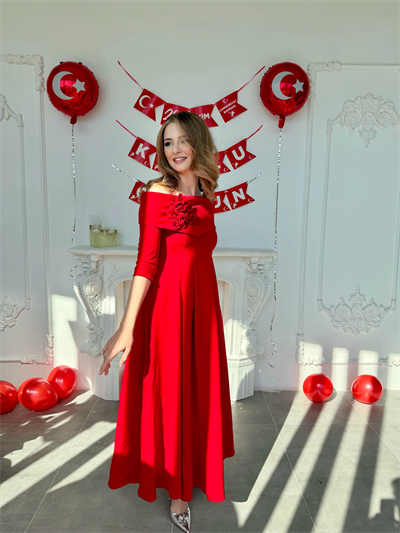 Madonna Yaka Gül Detaylı Kırmızı Elbise