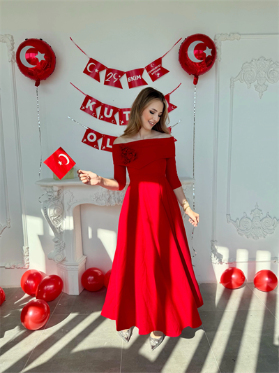 Madonna Yaka Gül Detaylı Kırmızı Elbise