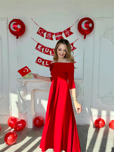 Madonna Yaka Gül Detaylı Kırmızı Elbise