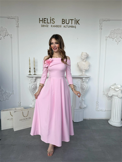 Madonna Yaka Gül Detaylı Pembe Elbise