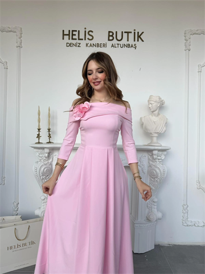 Madonna Yaka Gül Detaylı Pembe Elbise