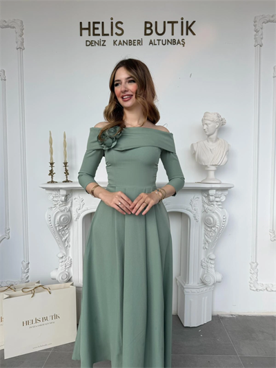 Madonna Yaka Gül Detaylı Yeşil Elbise