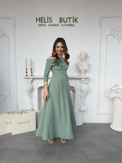 Madonna Yaka Gül Detaylı Yeşil Elbise