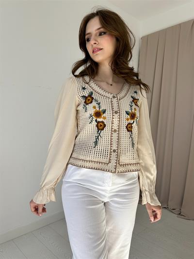 Nakış İşlemeli Ajurlu Bluz