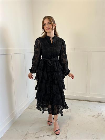 Nakış İşlemeli Siyah Kat Kat Volanlı Elbise