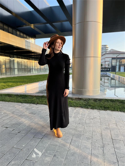 Omuz Detaylı Boğazlı Siyah Triko Elbise