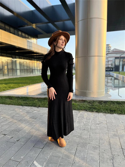 Omuz Detaylı Boğazlı Siyah Triko Elbise