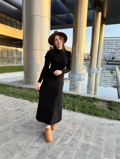Omuz Detaylı Boğazlı Siyah Triko Elbise