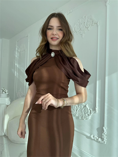 Omuz Detaylı Yaka Broşlu Kahve Abiye Elbise