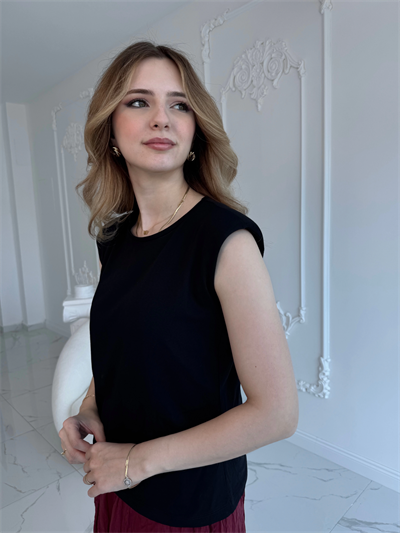 Omuzları Vatkalı Siyah Tshirt
