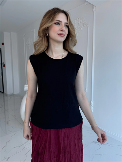 Omuzları Vatkalı Siyah Tshirt