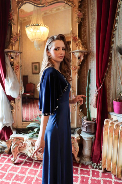 Pelerin Detaylı Taş Düğmeli Lacivert Kadife Elbise