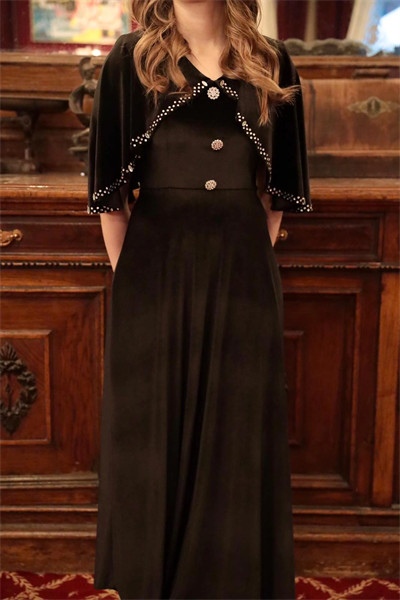 Pelerin Detaylı Taş Düğmeli Siyah Kadife Elbise