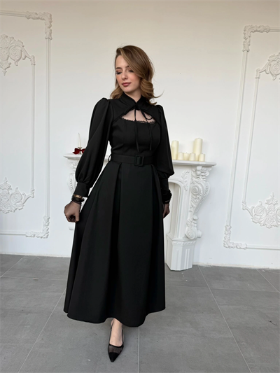 Pencere Yaka Bağlama Detaylı Kemerli Siyah Elbise