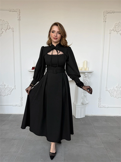 Pencere Yaka Bağlama Detaylı Kemerli Siyah Elbise