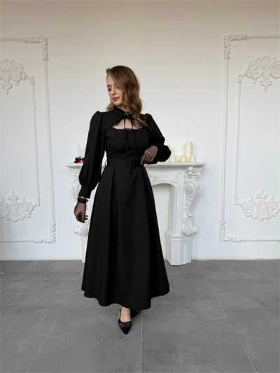 Pencere Yaka Bağlama Detaylı Kemerli Siyah Elbise