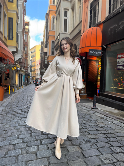 Rosa Krem Gül Kemer Detaylı Scuba Maxi Boy Elbise