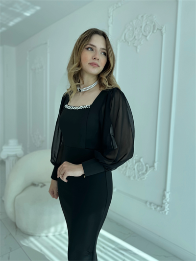 Taş Detaylı Kare Yaka Tül Kollu Midi Boy Siyah Elbise