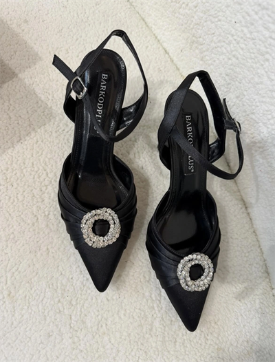 Taş detaylı ayakkabı