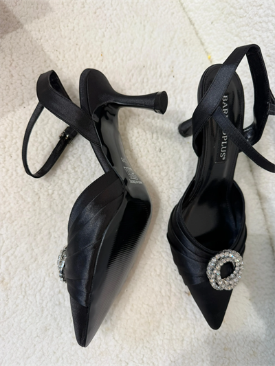 Taş detaylı ayakkabı