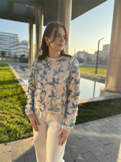 Tül ve Pul İşlemeli Çiçekli Mavi Triko Kazak
