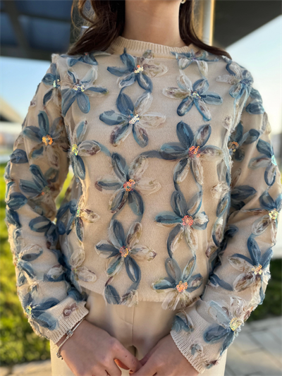 Tül ve Pul İşlemeli Çiçekli Mavi Triko Kazak