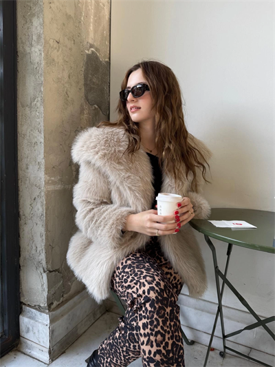 Vatkalı Kürklü Bej Manto