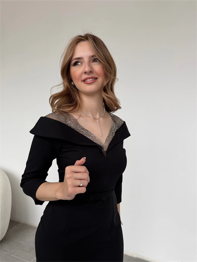 Yaka Tül Taş Detaylı Siyah Midi Boy Elbise