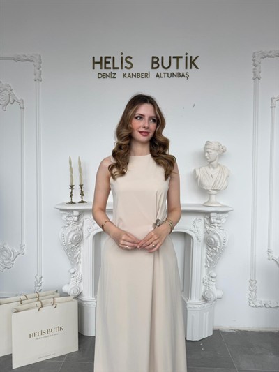 Ayarlanabilir Büzgülü Broş Detaylı Rahat Kalıp Bej Elbise