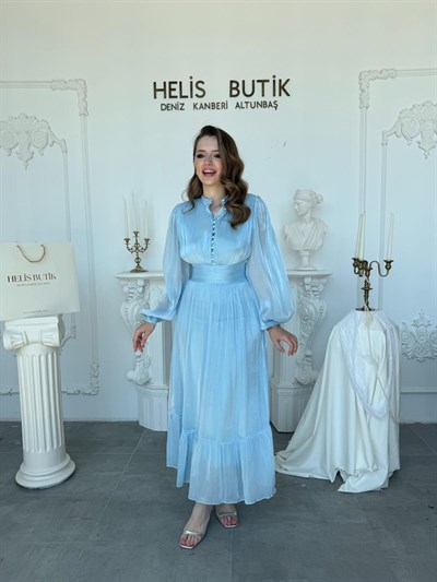 Bel Vurgulu Işıltılı Kumaş Düğme Detaylı Hakim Yaka Elbise - Mavi