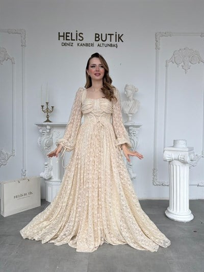 Belden Bağlamalı Kare Yaka Korse Detaylı Dantel Abiye Elbise - Bej