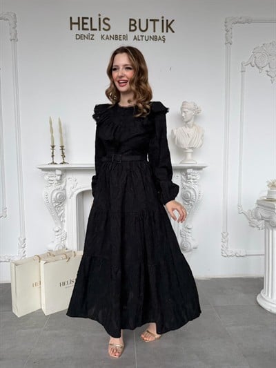 Jakar Desenli Göğüs Fırfır Detaylı Kemerli Maxi Boy Siyah Elbise