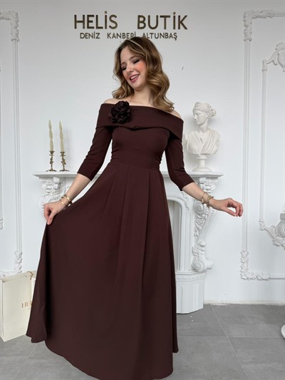 Madonna Yaka Gül Detaylı Kahve Elbise