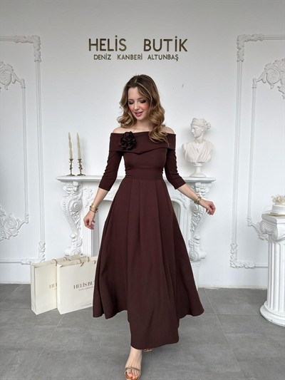 Madonna Yaka Gül Detaylı Kahve Elbise