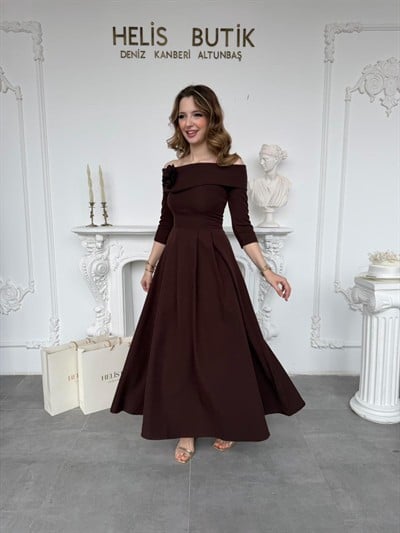 Madonna Yaka Gül Detaylı Kahve Elbise